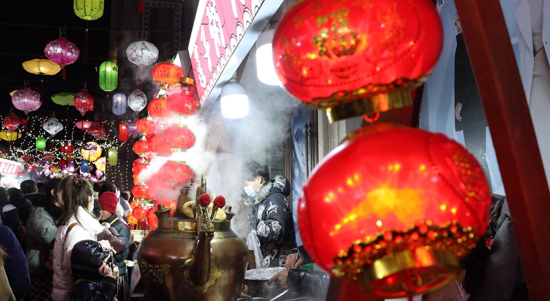 烟花璀璨映夜空下的生肖诗意解读