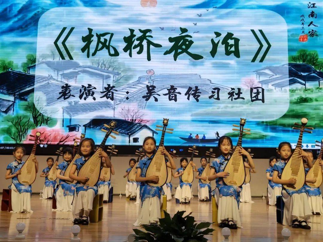 孔雀开屏的启示，见贤思齐的力量