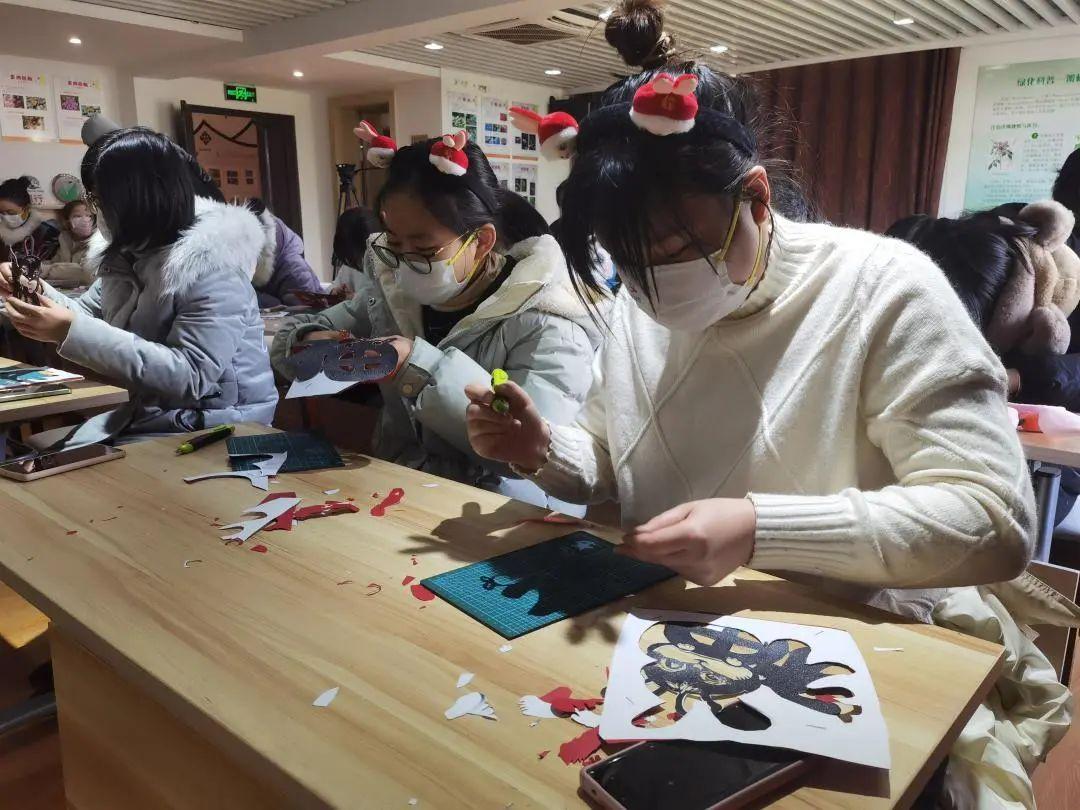 乡土情深扎根处，生肖情怀难舍离