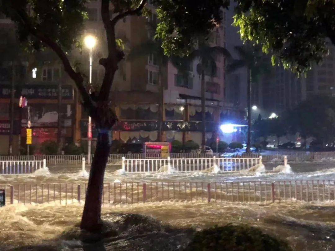 暴雨突袭城市，深夜的天空变幻莫测