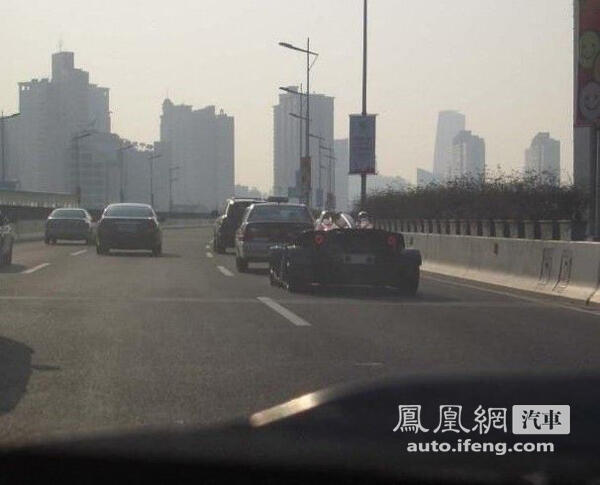 上海惊现超窄人行道，行走挑战极限！
