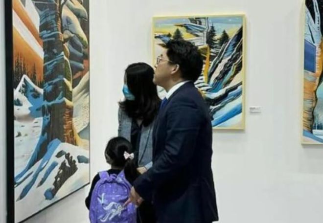 霍启刚携子女共赴艺术展览，家庭教育艺术之旅启航