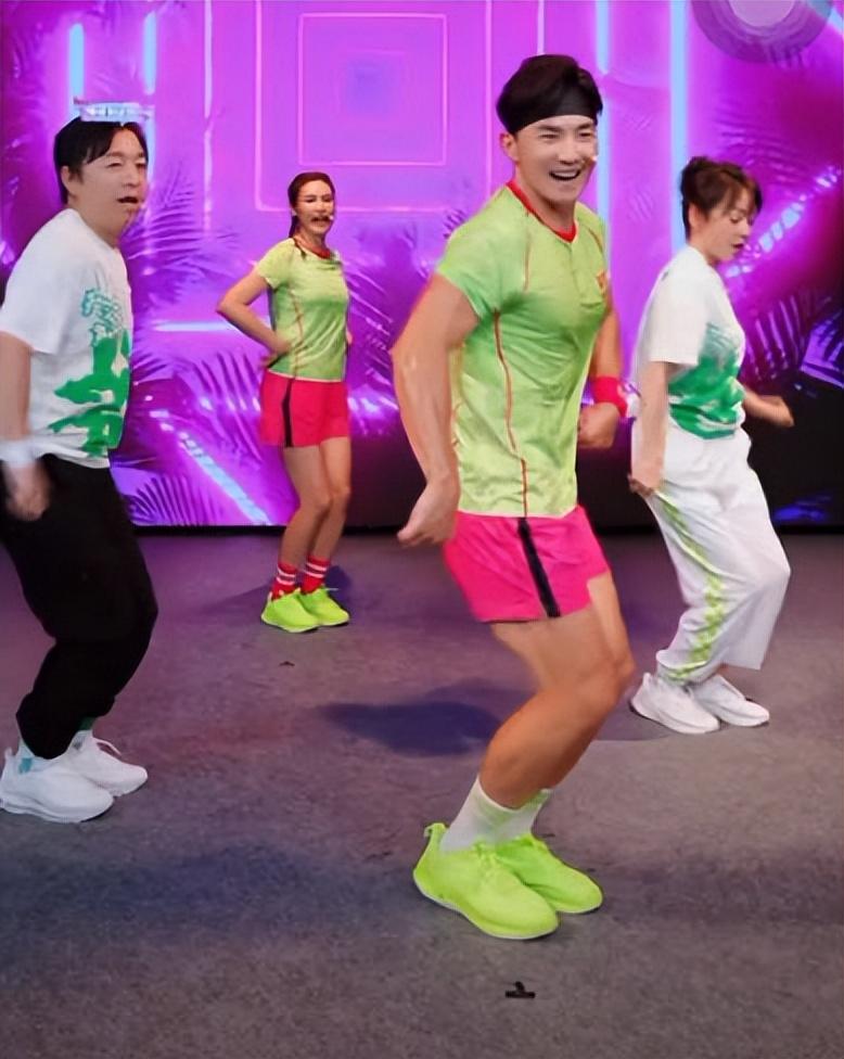 闫妮劳作间的独特魅力与微醺风采