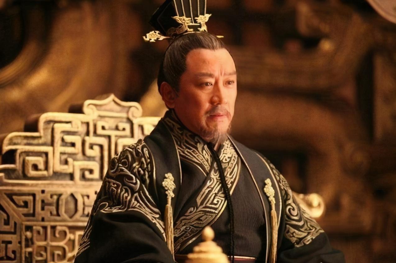 黄袍加身的生肖龙，神秘魅力的象征