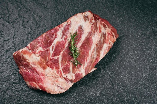 羊头狗肉背后的生肖隐喻，揭示背后的文化含义与生肖关联