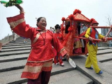 生辰八字订婚吉日，古老传统智慧与现代婚恋考量