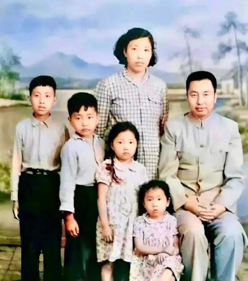 女子车祸后右眼摘除，自制发光眼片照亮人生新篇章，勇敢女性的励志故事