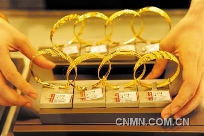 黄金市场繁荣与挑战，品牌金店金饰价格创新高，投资金条突破800元大关！
