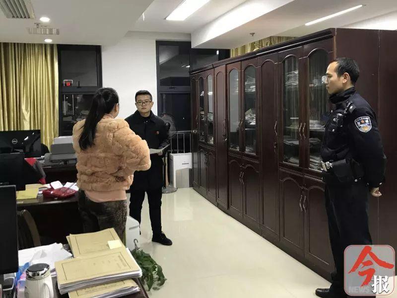婚礼前夕新郎因欠债被法官上门追讨，欠债不还引发法律纠纷。