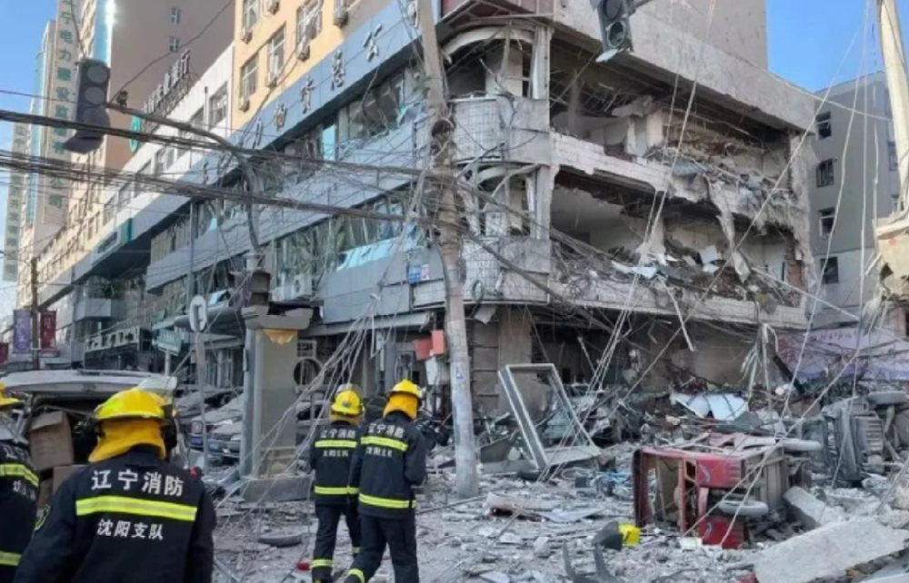 辽宁省沈阳市铁西区火灾纪实，英勇救援与牺牲哀悼，41人获救，2名消防员不幸牺牲