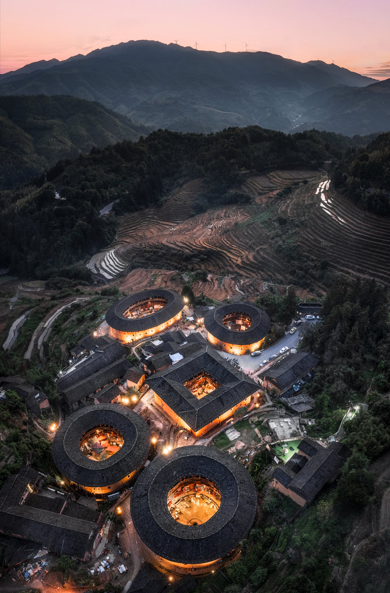 福建漳州，田螺坑土楼云雾缭绕的独特韵味