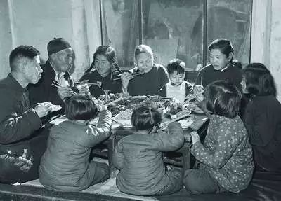 安徽淮北，非遗传承人巧手塑泥人，生动再现淮海战役军民同心辉煌历史场景