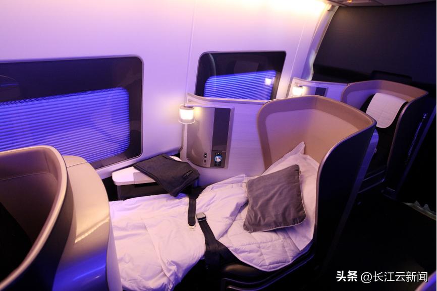 航空公司新举措，国际航班乘客登机前先称重，引发网友热议与热搜现象