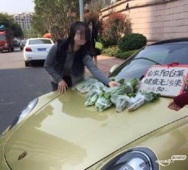 传统习俗与现代文明的冲突，女子烧纸祭祖不慎引发保时捷火灾事件