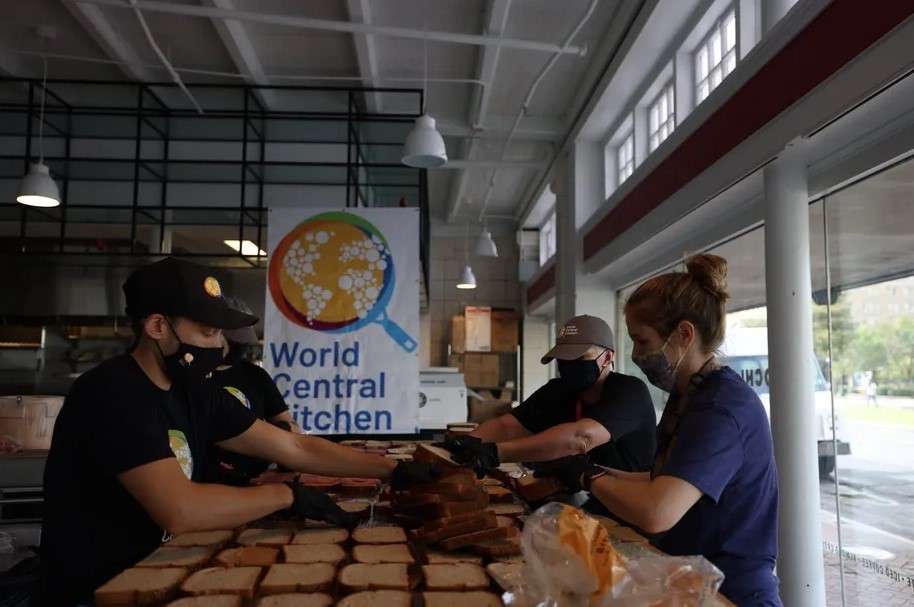 美国食物援助队伍爆满，网友揭示现实困境，领取食物队伍严重超出容量