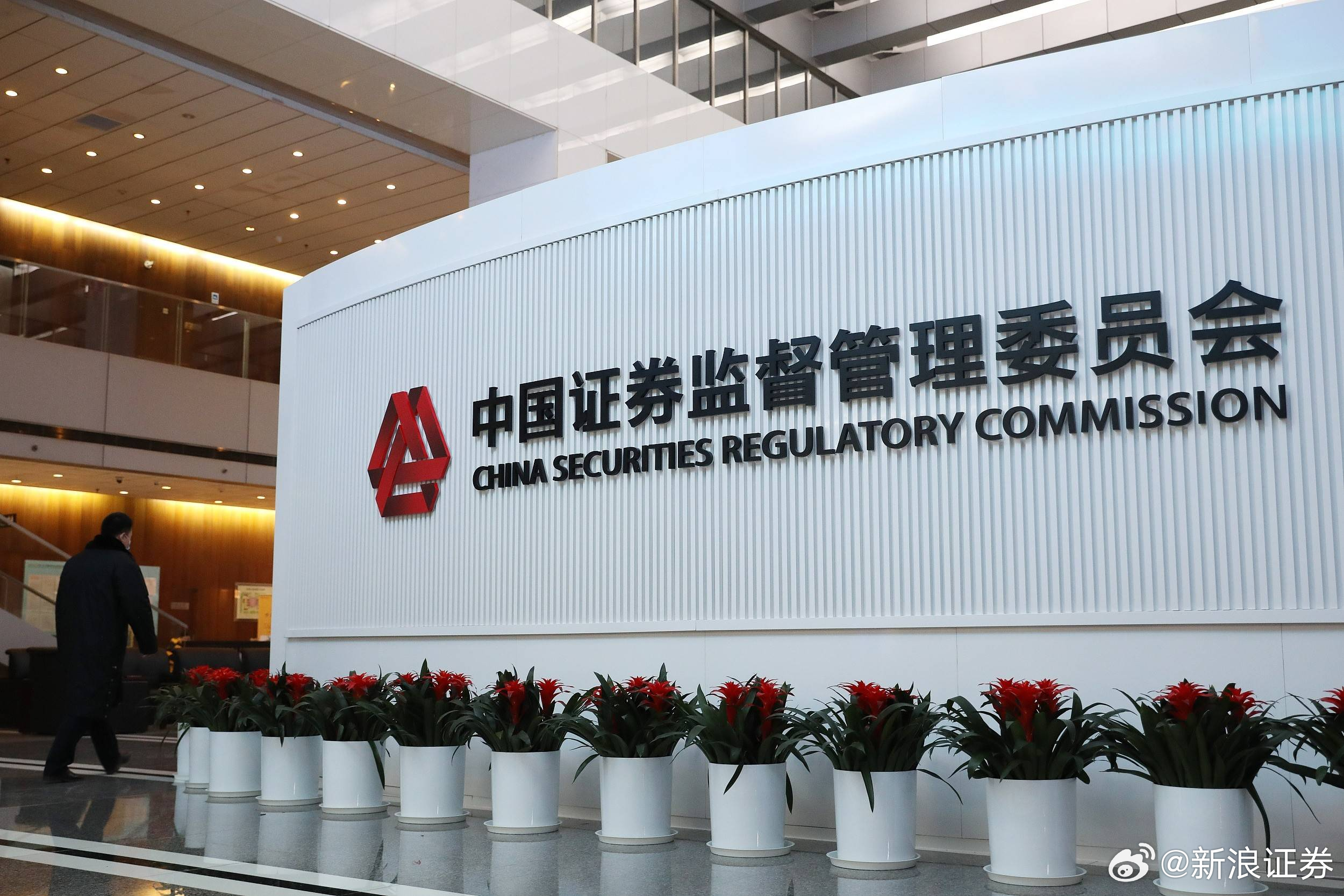 吴清推动公募费率改革，深化基金公司与投资者利益绑定
