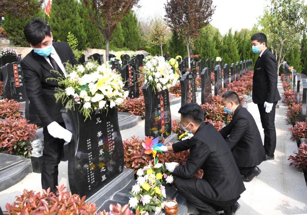 北京清明时节代祭扫服务见证礼仪与情感传递，庄重过程可留图为证