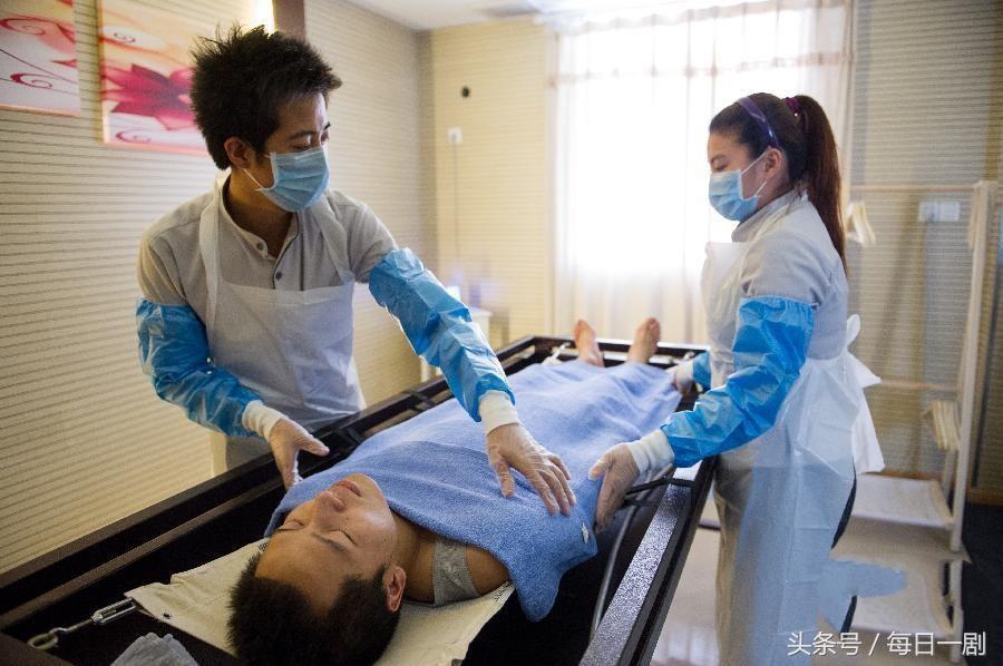 殡仪行业工资现象深度解析，高额工资背后的行业透视与探讨