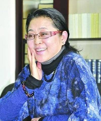 倪萍哽咽送别蔡磊，生命告别之际的挣扎与无私捐赠的壮举