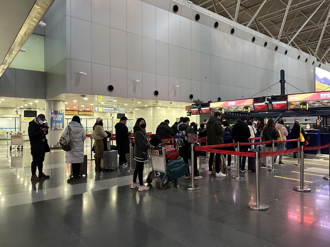 首都机场热门航线客座率飙升，今日预计保障旅客吞吐量突破十万八千人次，客座率高达九成！
