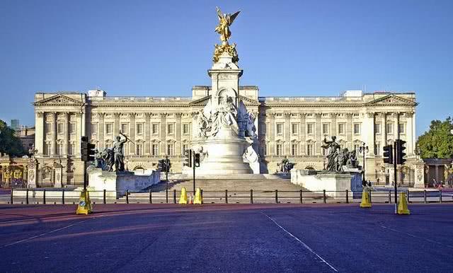 英媒关注，白金汉宫外标语牌短暂出现今天没有换岗仪式后被迅速移除
