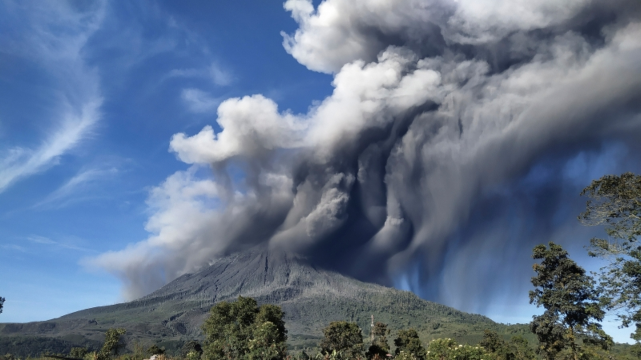 印尼喀拉喀托火山猛烈喷发，灰柱直冲云霄达千米高！威力震撼全球！