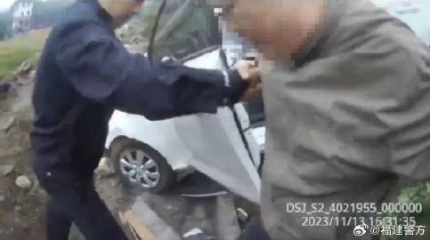 众人破窗救援昏迷司机，社会正能量的瞬间展现