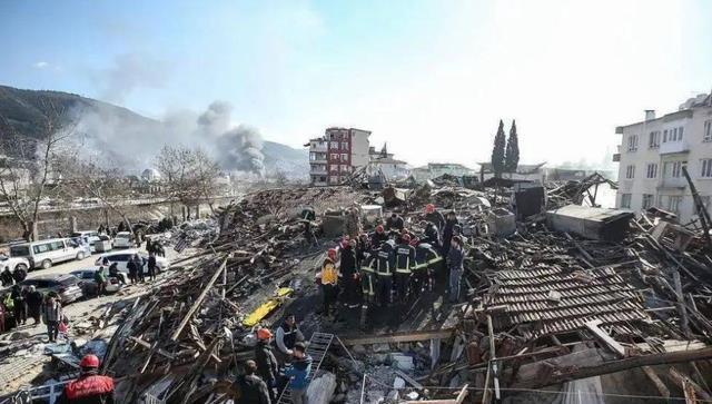 缅甸强震生死营救，生命的奇迹与救援的坚韧，历时168小时不懈搜救之旅
