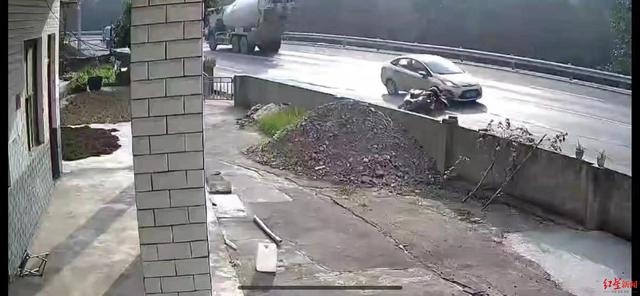 女子骑摩托车遇沉降路段遭碾压身亡事件，主责争议激烈，网友吵翻
