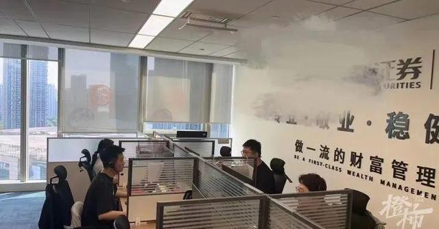 国庆开户热潮来袭，券商启动不打烊模式，全员协作应对开户审核高峰