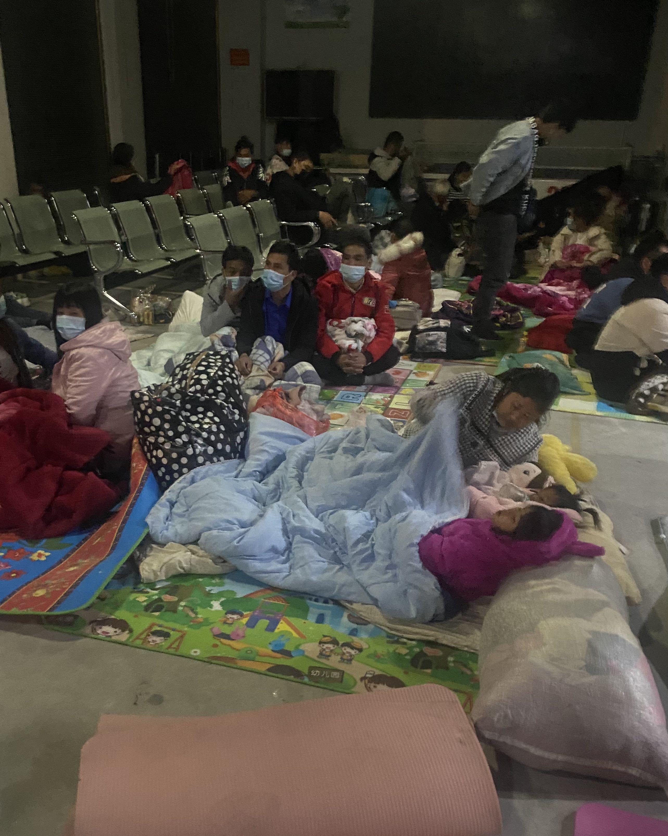中国救援队赴缅甸紧急救援，跨国界并肩作战，疲惫中的坚守与救援精神展现