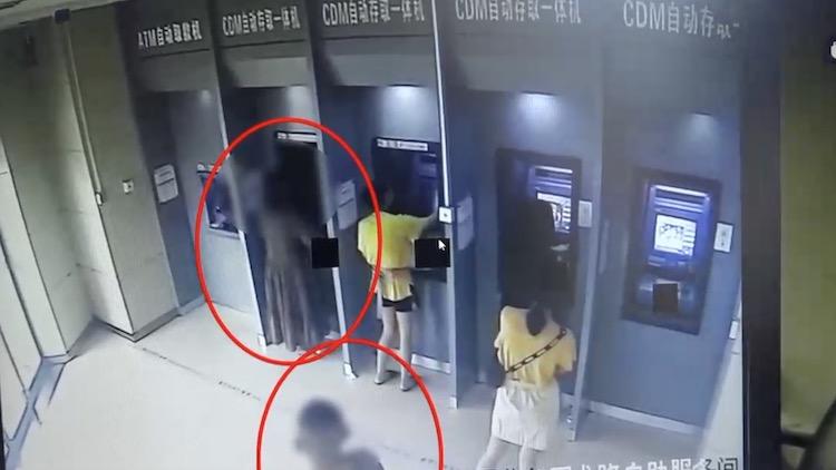 男孩走丢后借助ATM机展现智慧与勇气求生