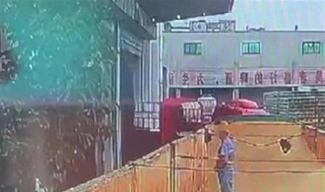 青岛啤酒质量问题事件引发关注，官方回应，产品全部封存，紧急报警！网友反响强烈，担忧品质下降。