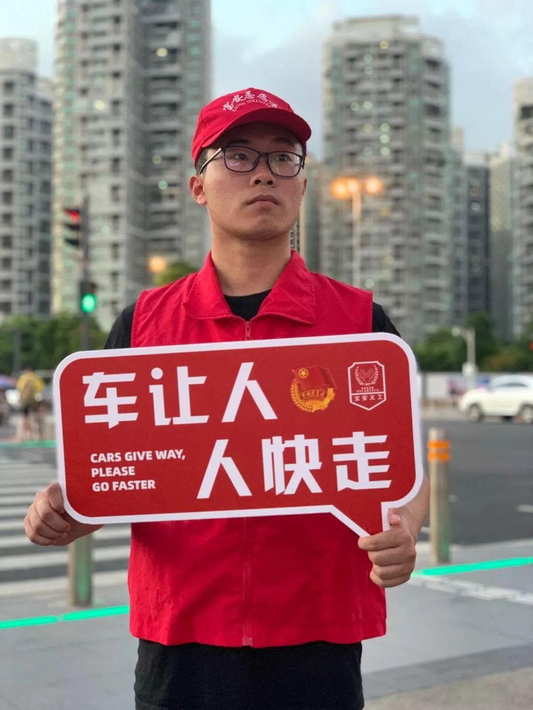 新京报快评，警惕举牌隐匿色情暗流，亮红牌保护未成年人成长安全防线！