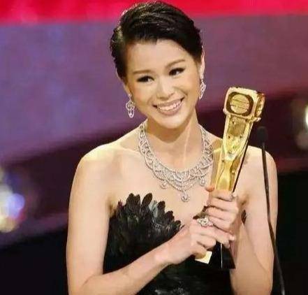 前TVB女演员的鸡爪摊创业励志故事，从荧屏到生活的华丽转身
