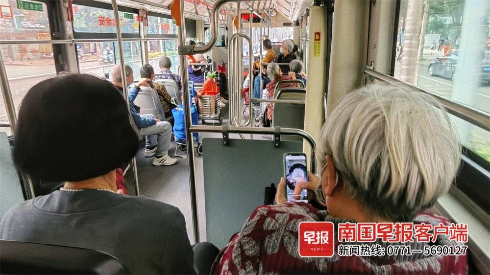 媒体，聚焦公交运营困局，别让银发族为难题买单