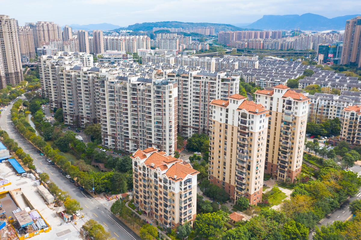 中央强调稳经济，大定调引领资本市场稳健前行，股市楼市等多领域释放积极信号。