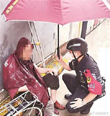 男子暴力对待小孩并袭警被行拘引发社会关注