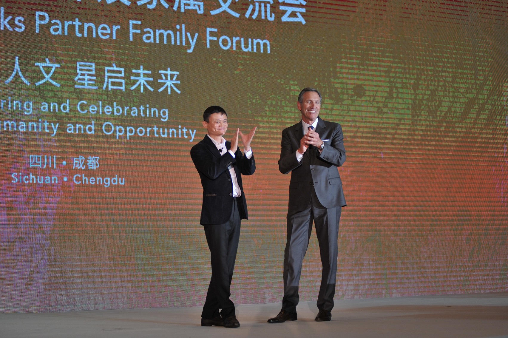 星巴克CEO宣布关闭更多店面以保障员工安全与健康，确保员工安全与健康的策略调整