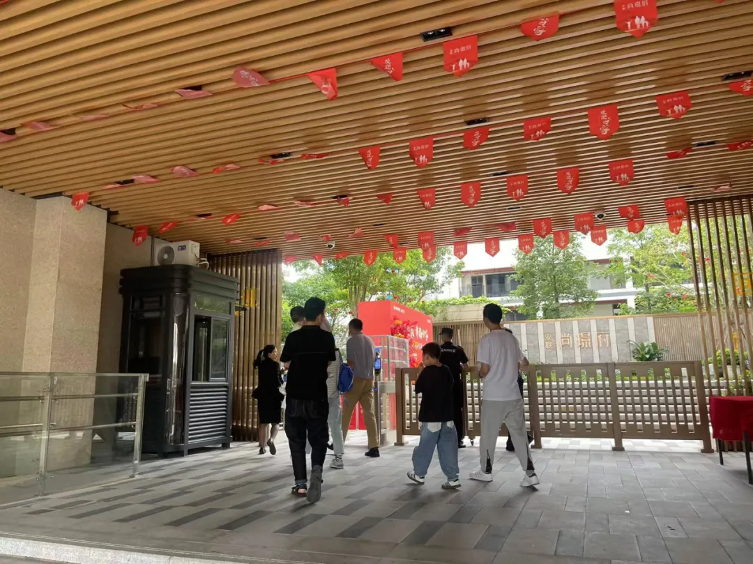 五一假期深圳楼市实探，房企多重优惠揽客，部分楼盘依赖中介销售