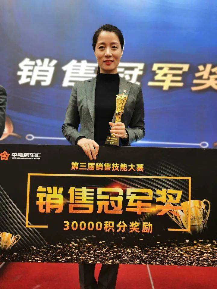 致敬时代巨擘俞敏洪，璀璨星光下的经济年度人物荣誉与董宇辉的遇见