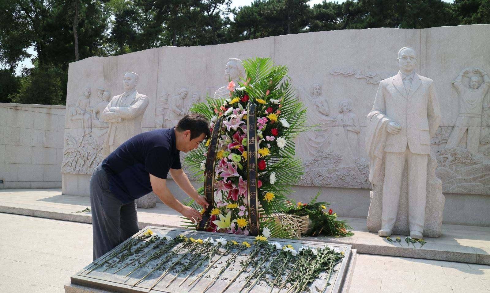 北京母女用坚果深情祭奠八宝山革命公墓英烈，传承红色精神不朽荣光