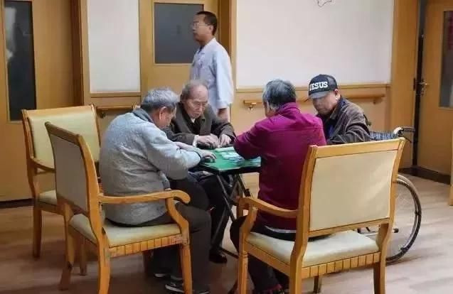 女子家中三位老人同处一室病房的温馨故事