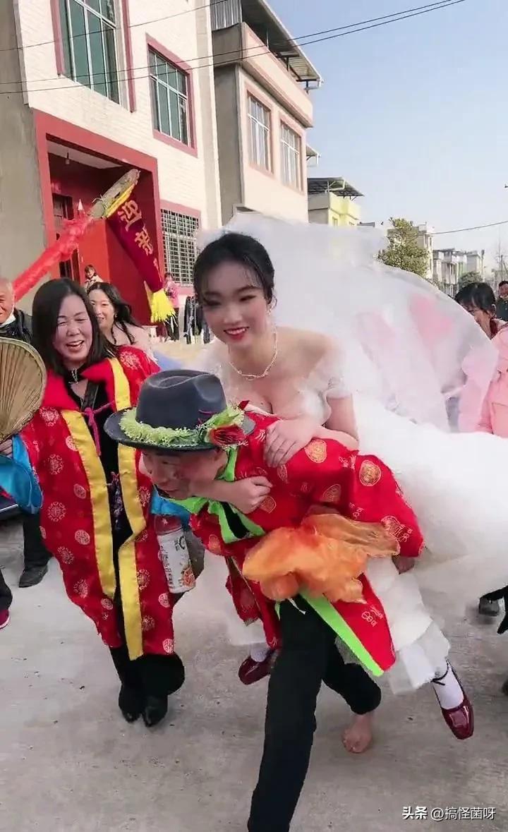 职业伴娘与伴郎现象揭秘，单日高收入背后的多重原因