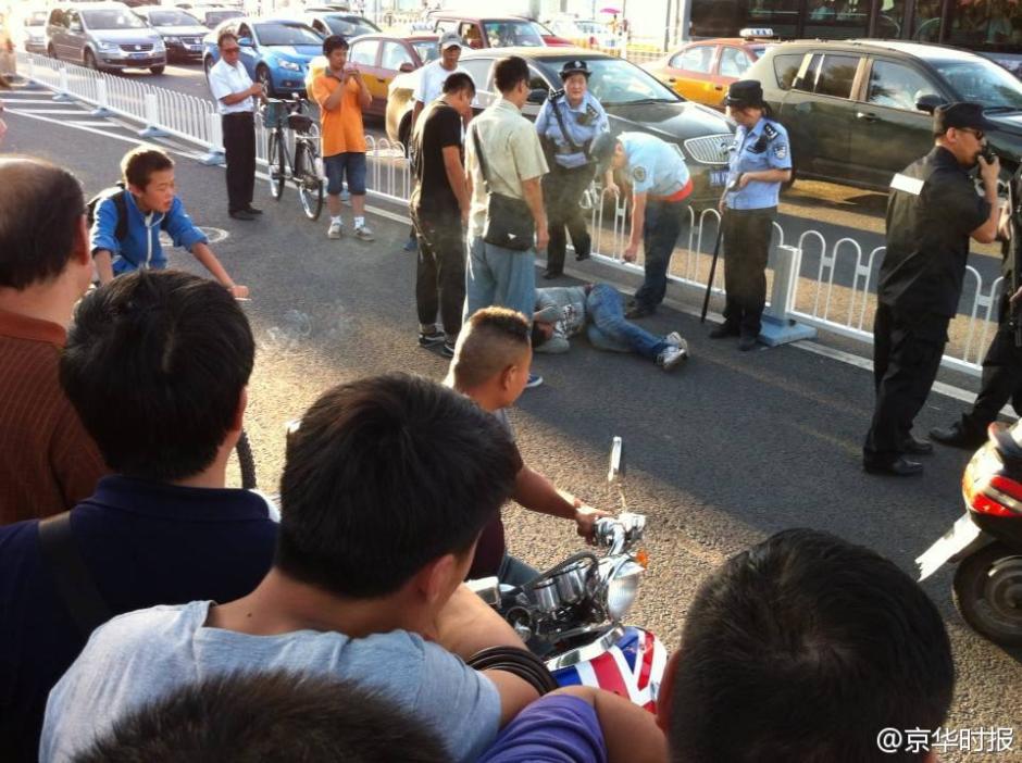 华人大妈持刀与警方对峙致悲剧，事件背后的社会问题深度解析与反思