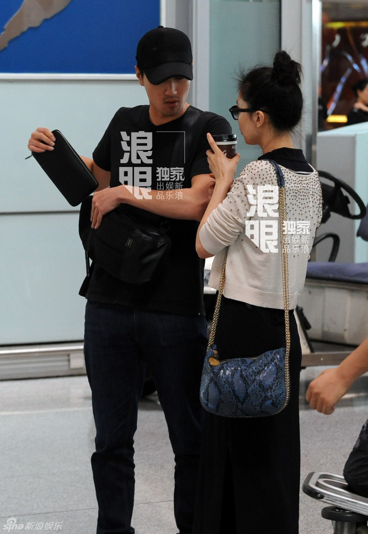 高圆圆赵又廷机场现身，恩爱甜蜜引发热议关注