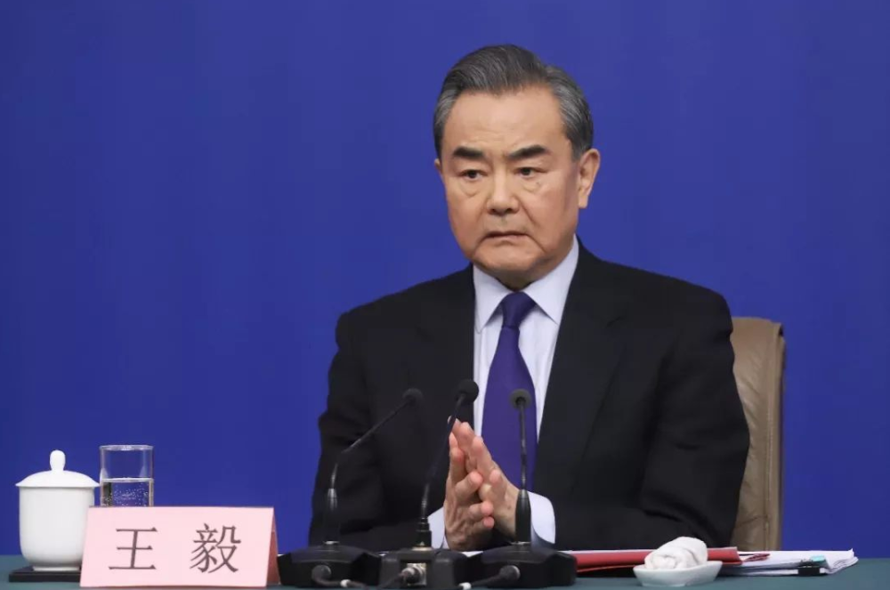 王毅与伊朗外长阿卜杜拉希扬通话，深化中伊战略对接，共谋地区和平稳定新篇章