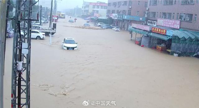 广东暴雨预警，多地呼吁非必要不外出，应对积水车辆被淹风险