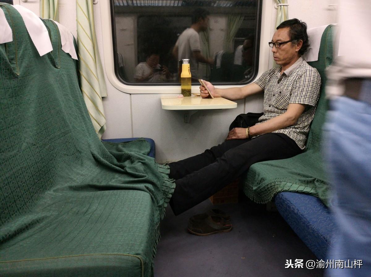 男子打工五年归家，发现邻居默默为他保留回家的路