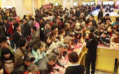 金饰价格暴跌22元，市场波动背后的原因及影响分析